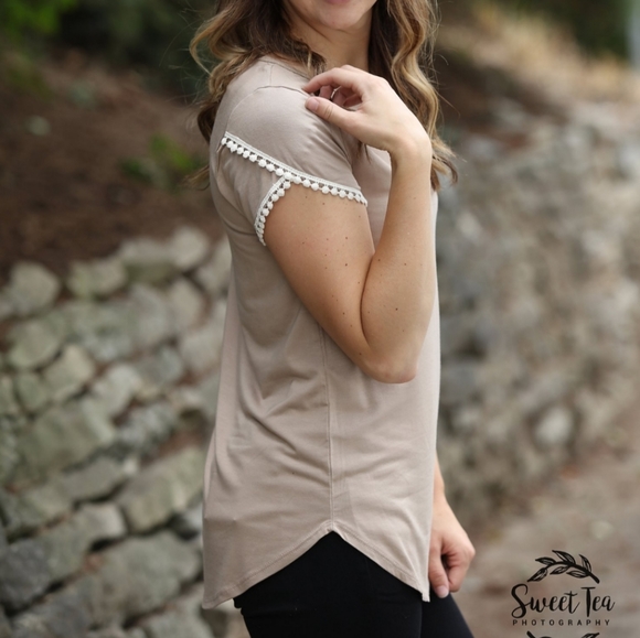 Short sleeve crew neck boutique top - Picture 2 of 3